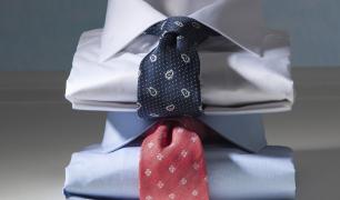 Jak zapakować koszulę na prezent?