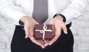 Czego nie wypada kupić koledze lub koleżance z pracy? Czym kierować się przy wyborze prezentu dla współpracowników?