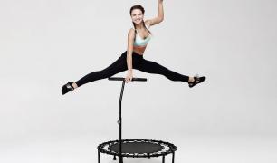 Jump! Prezent wysokich lotów – karnet na fitness na trampolinach jako modny prezent dla niej