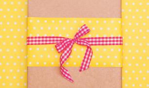 Jak zapakować książkę na prezent?