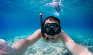 Typowo letni upominek dla najbliższych – voucher na naukę nurkowania