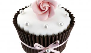 Pudełko ślubnych muffinów – kreatywny i bardzo słodki pomysł na prezent ślubny zamiast kwiatów