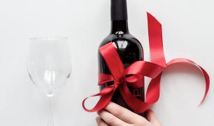 Jak zapakować butelkę wina?