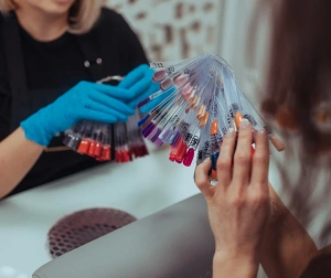 Hybrydowy Manicure z Masażem Dłoni | Łódź